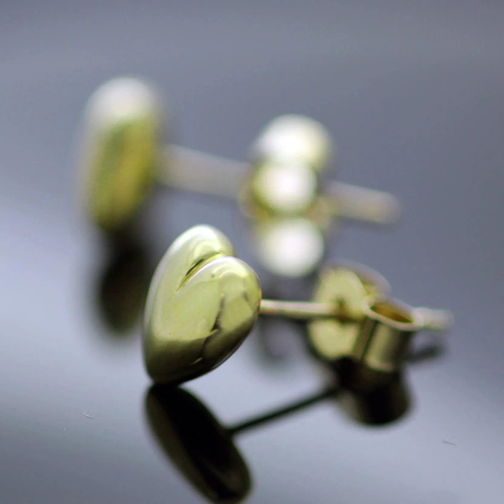 9ct Yellow Gold Heart (M) Stud Earrings