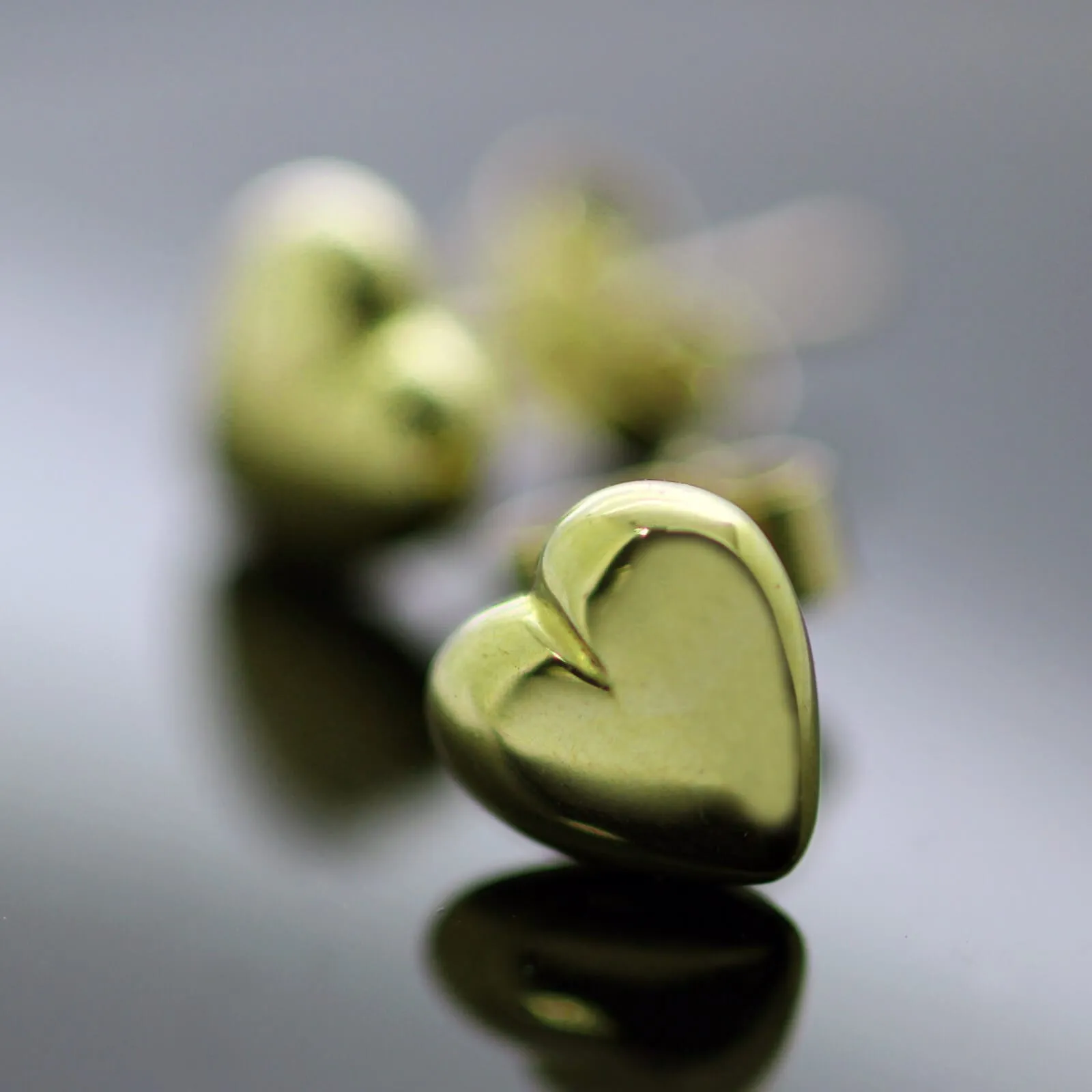 9ct Yellow Gold Heart (M) Stud Earrings