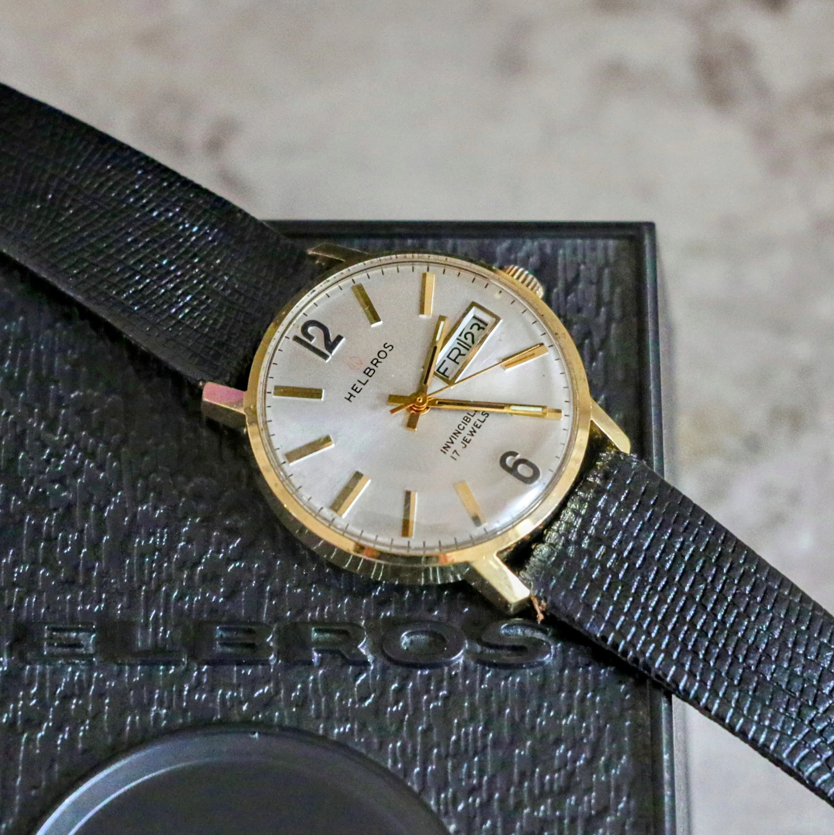 HELBROS Invincible Wristwatch 17 Jewels Day/Date Swiss Made Watch